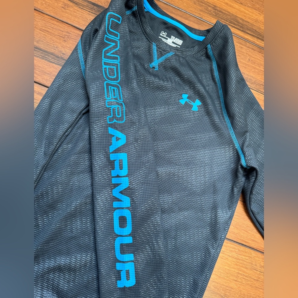 Boys XL Under Armour Long-Sleeved T-Shirt
